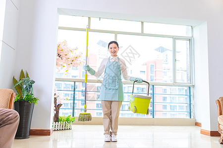 女性家政手拿清潔刷形象清潔工便捷服務(wù)